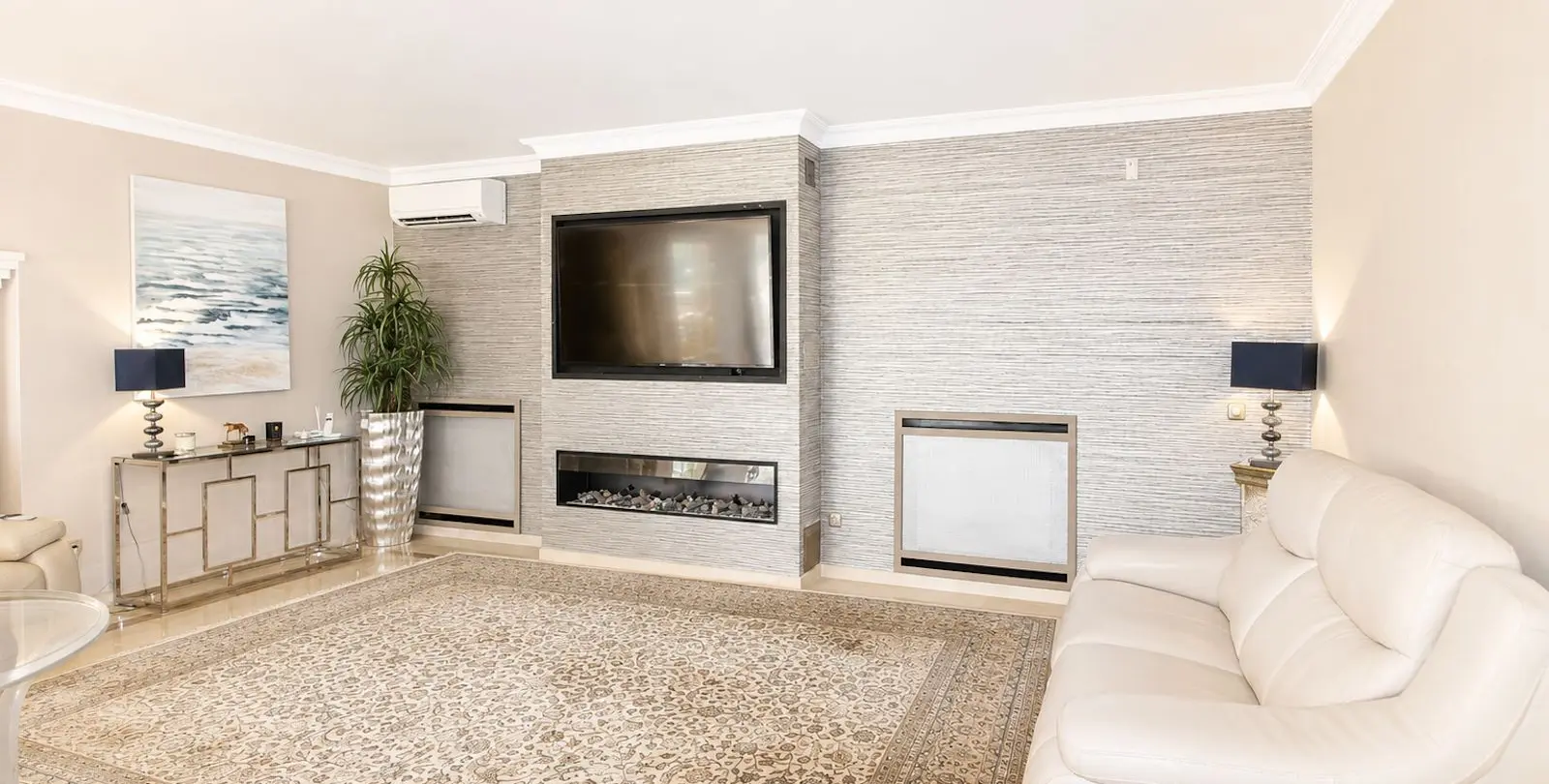 Sale of detached villa in Elviria 12