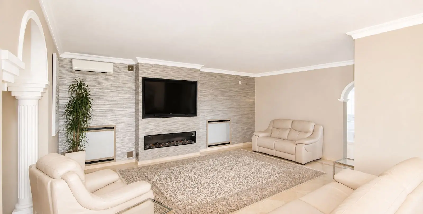 Sale of detached villa in Elviria 13
