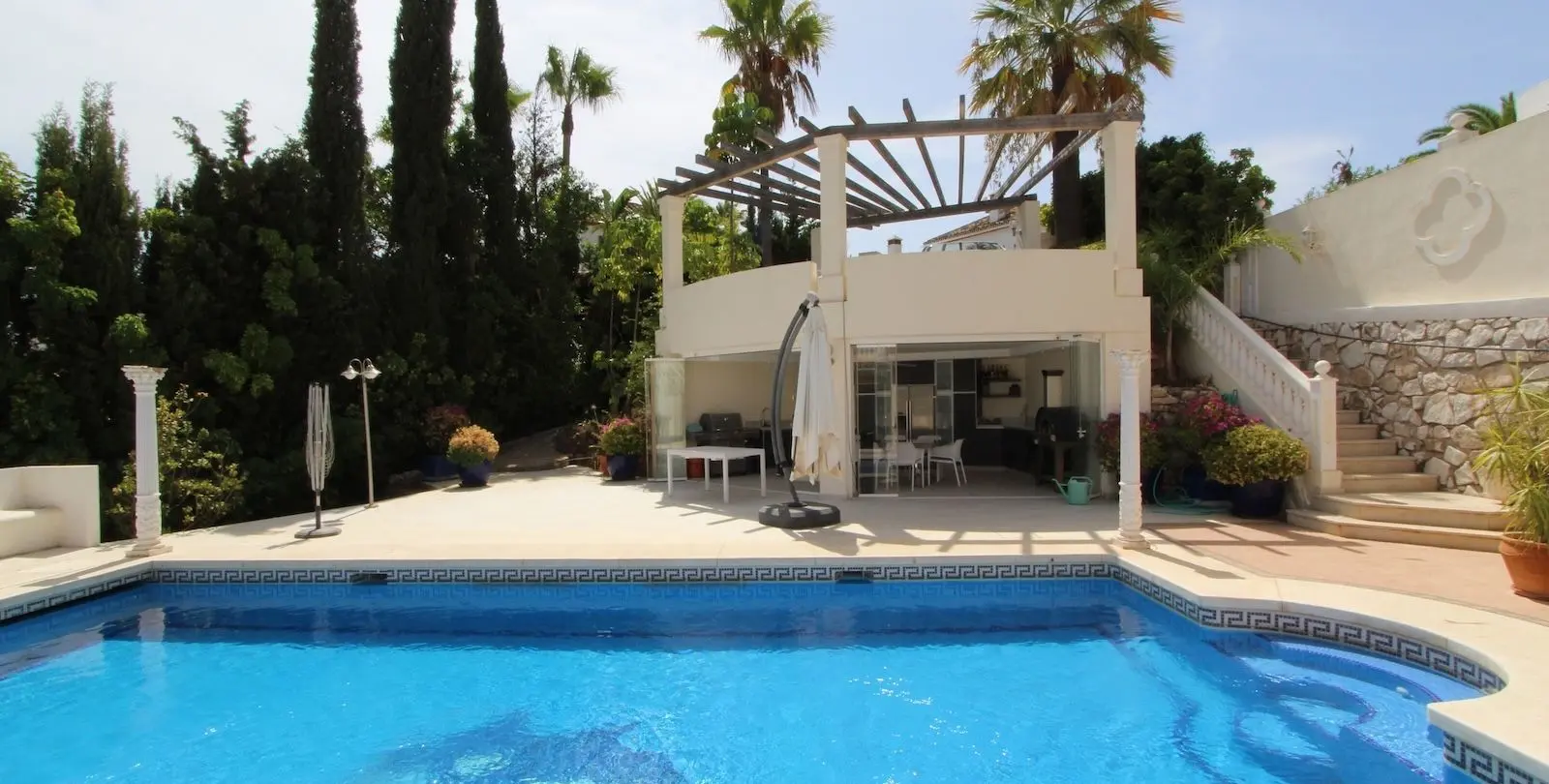 Sale of detached villa in Elviria 32