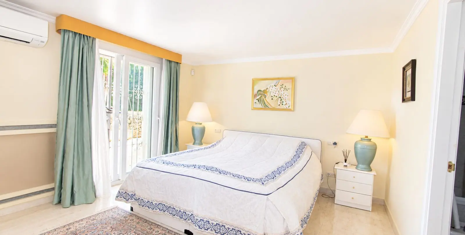 Sale of detached villa in Elviria 60