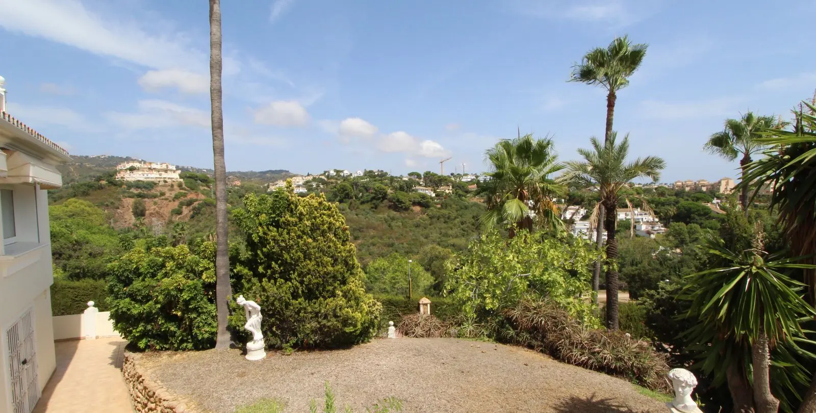 Sale of detached villa in Elviria 72