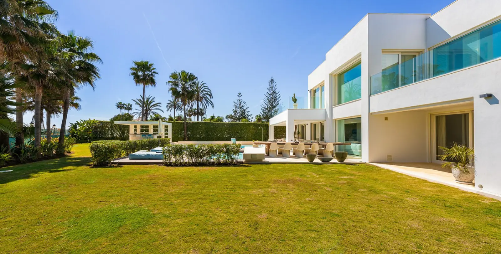 Short-term rent of detached villa in The Golden Mile 45