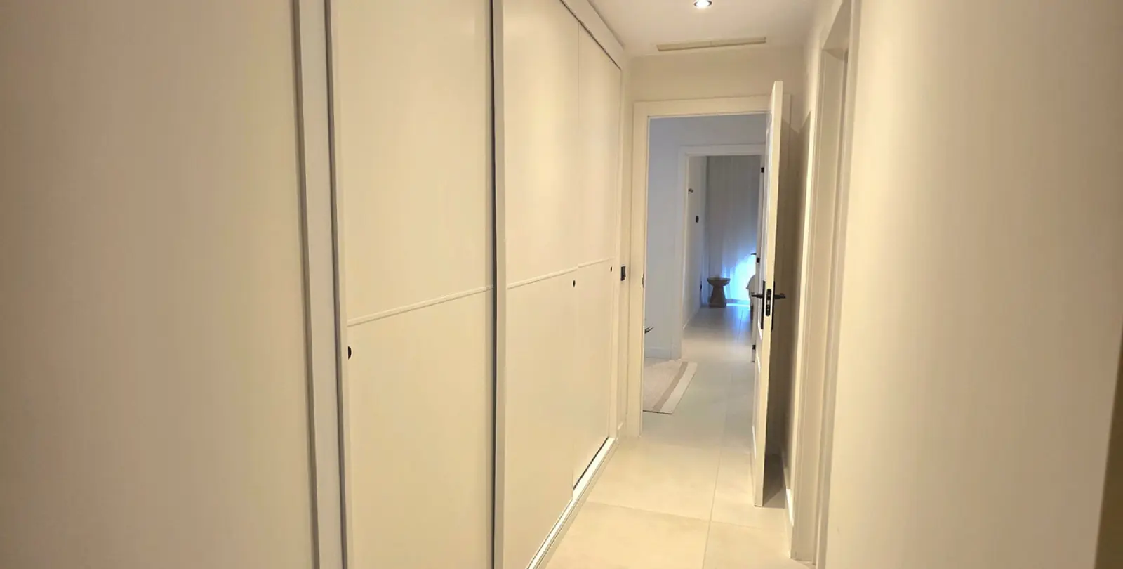 Alquiler a largo plazo de apartamento en planta media en Benahavís 13