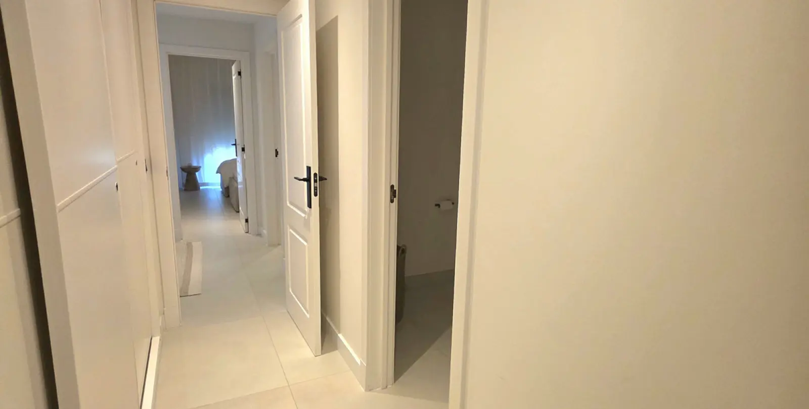 Alquiler a largo plazo de apartamento en planta media en Benahavís 15
