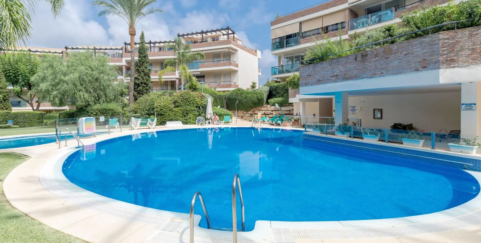 Venta de apartamento en planta media en Miraflores 1