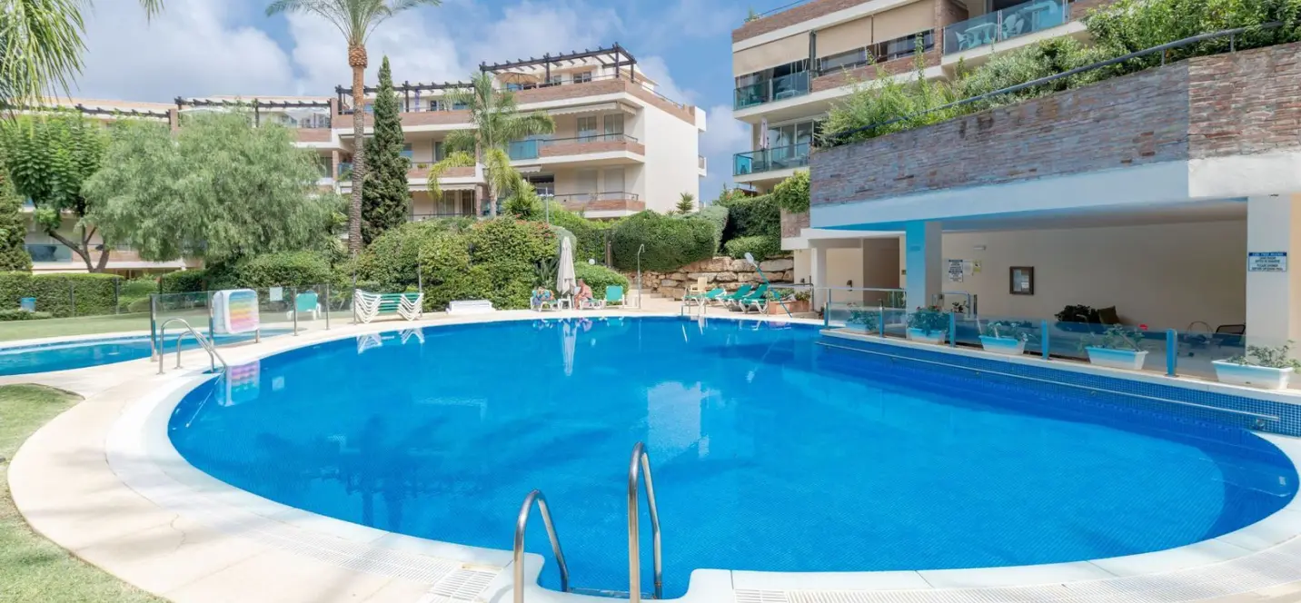 Venta de apartamento en planta media en Miraflores 0
