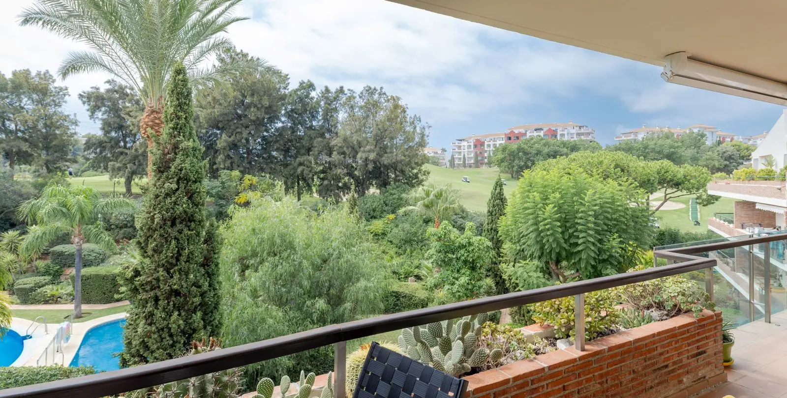 Venta de apartamento en planta media en Miraflores 2