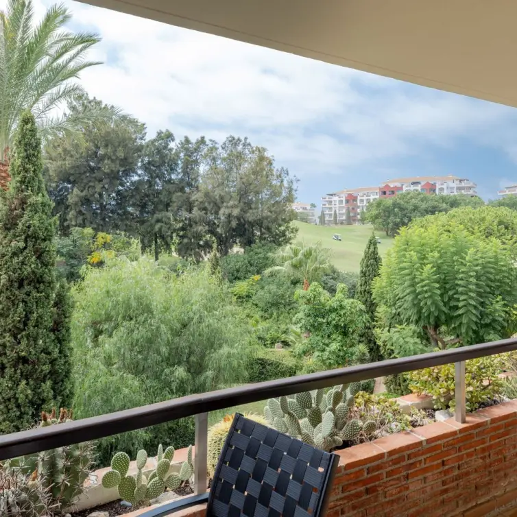 Venta de apartamento en planta media en Miraflores