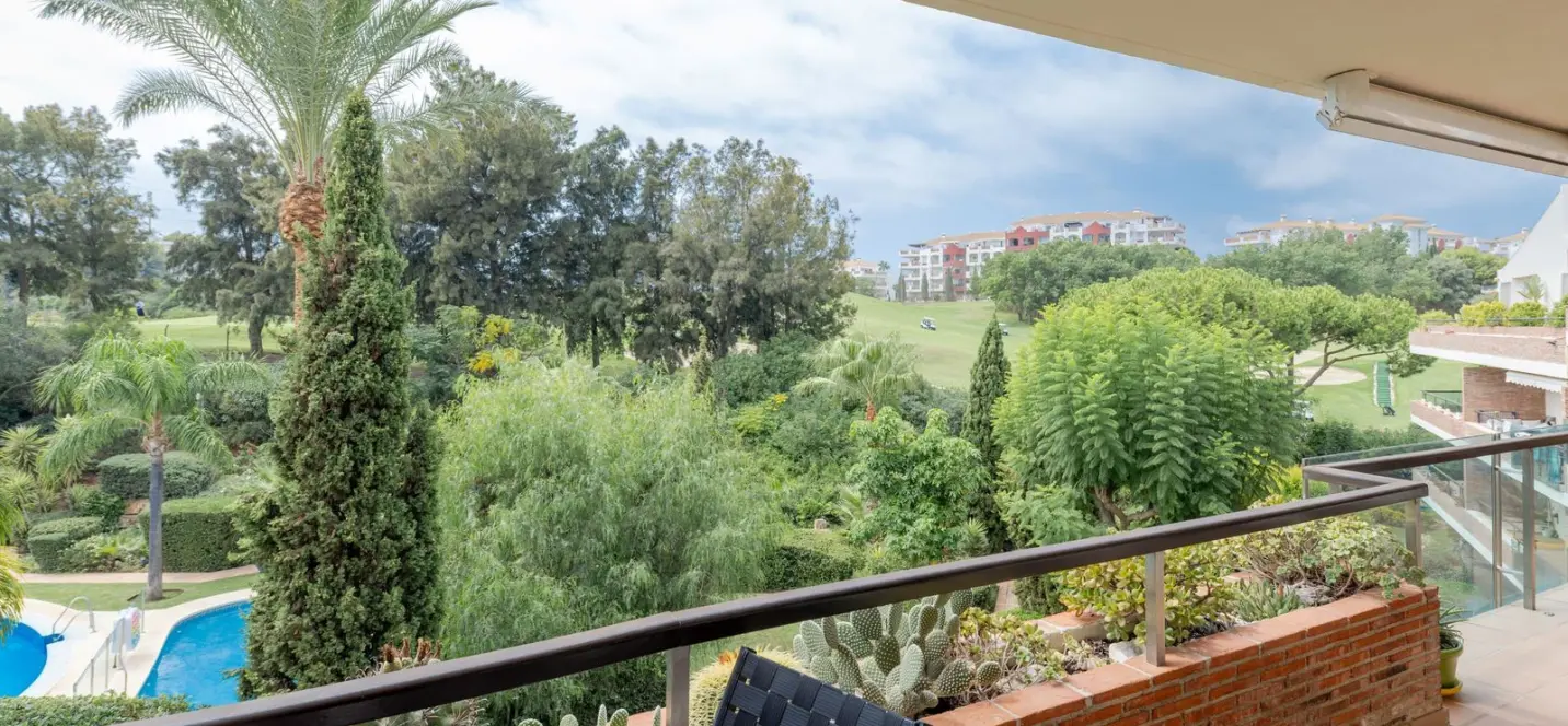 Venta de apartamento en planta media en Miraflores 1