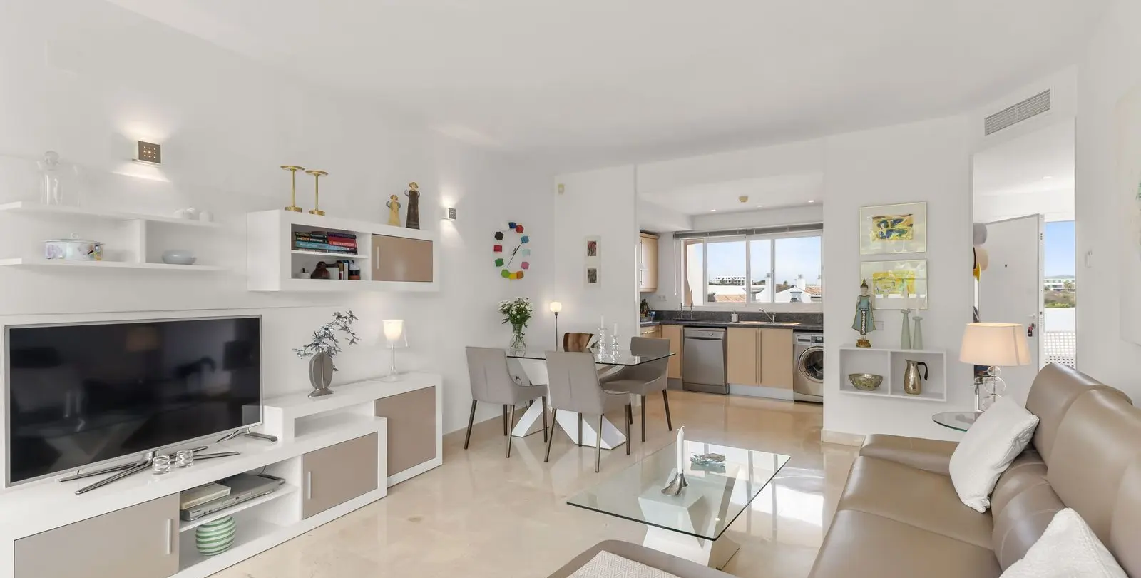 Venta de apartamento en planta media en Miraflores 3