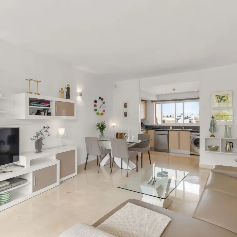 Venta de apartamento en planta media en Miraflores