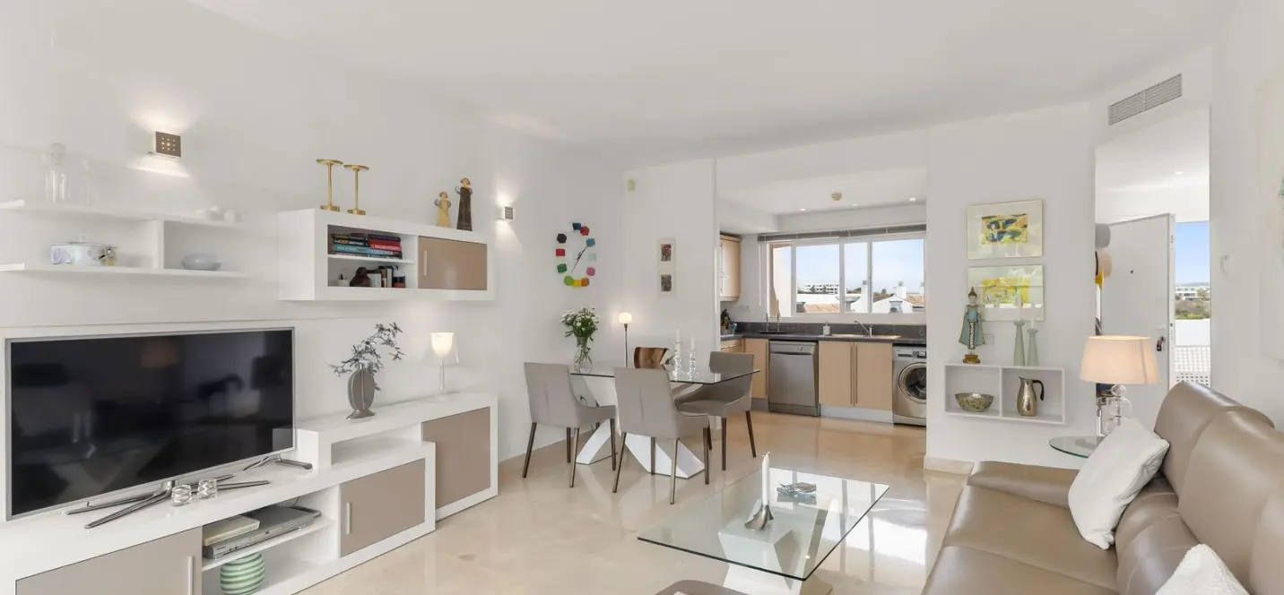 Venta de apartamento en planta media en Miraflores 2