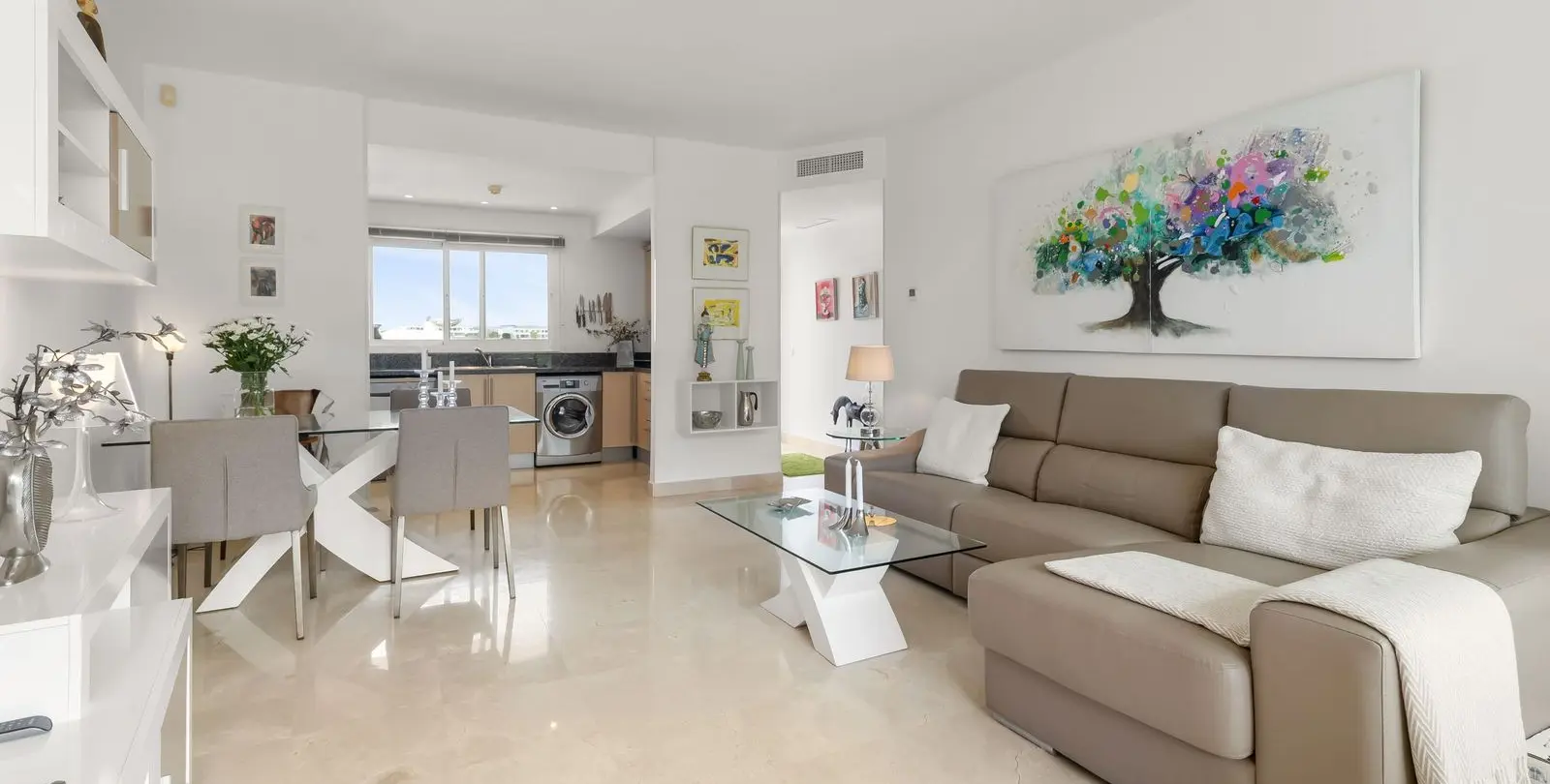 Venta de apartamento en planta media en Miraflores 4