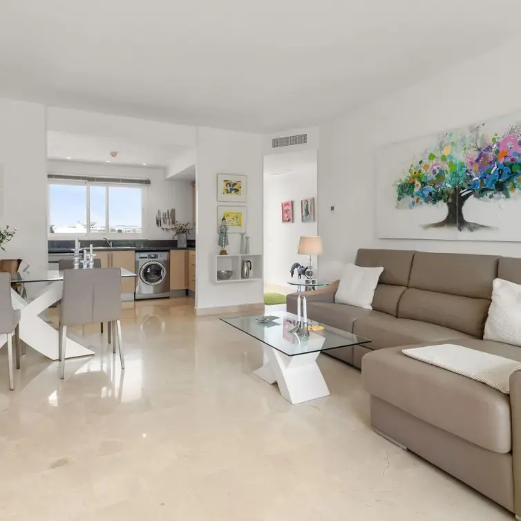 Venta de apartamento en planta media en Miraflores