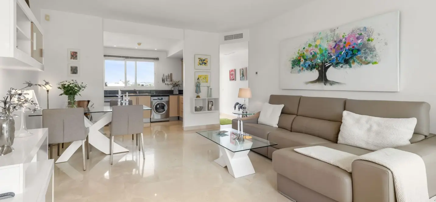 Venta de apartamento en planta media en Miraflores 3