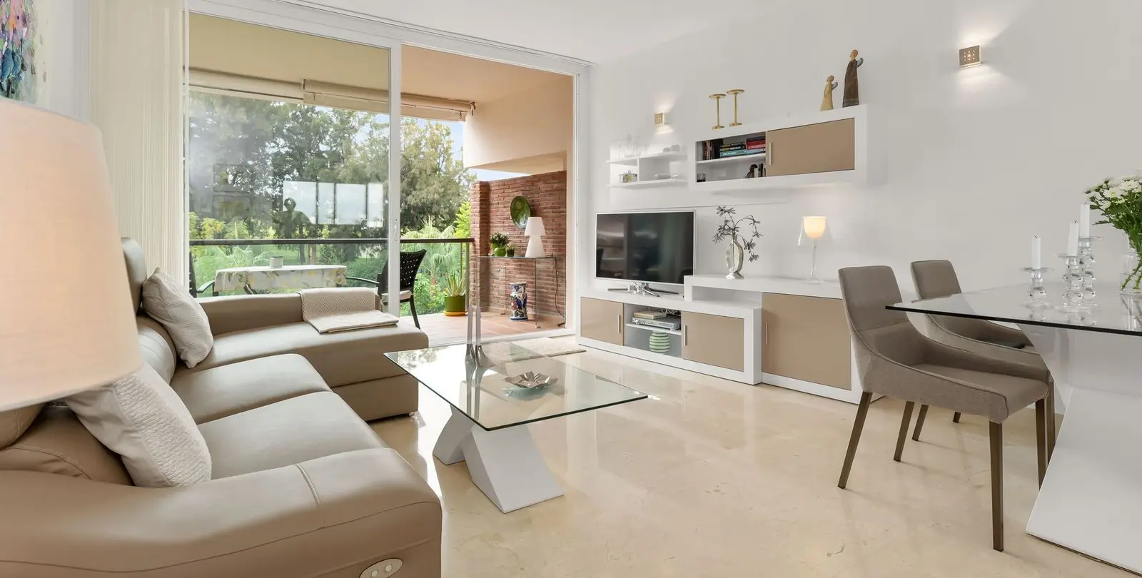 Venta de apartamento en planta media en Miraflores 5