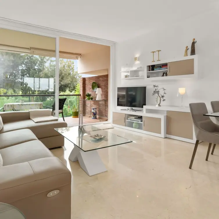 Venta de apartamento en planta media en Miraflores