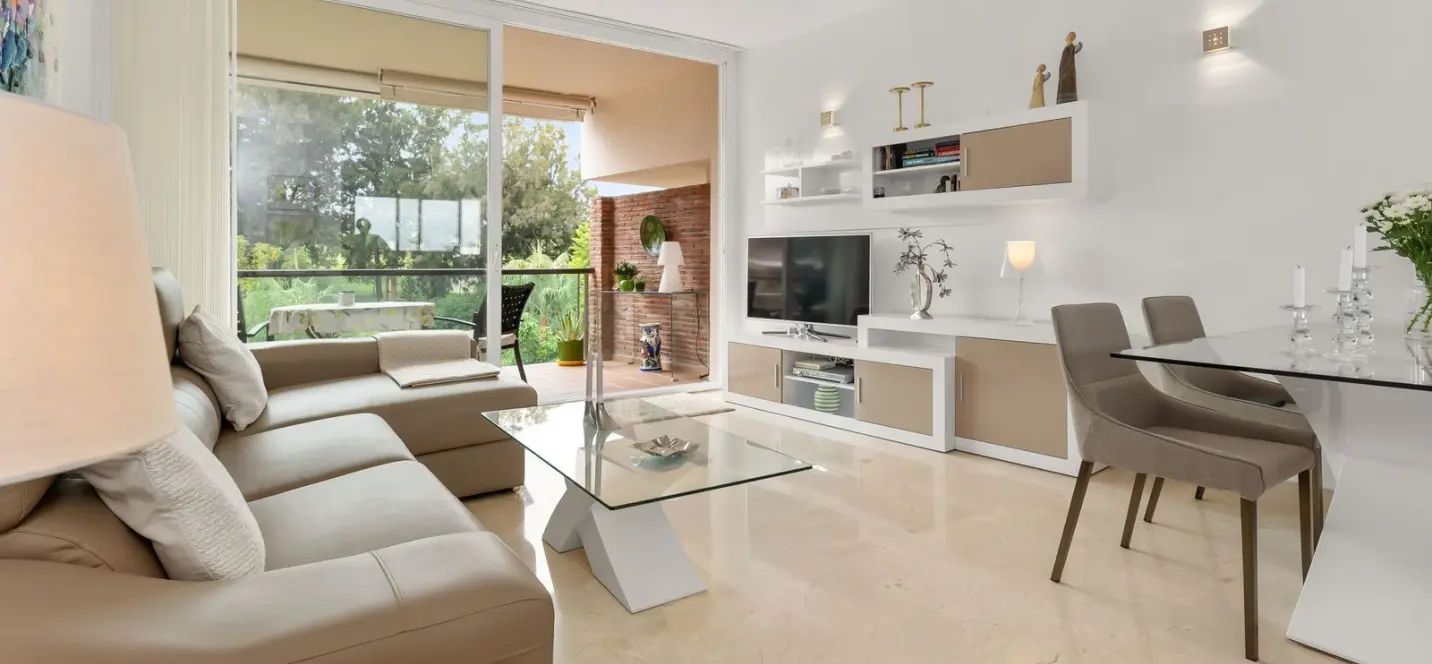 Venta de apartamento en planta media en Miraflores 4