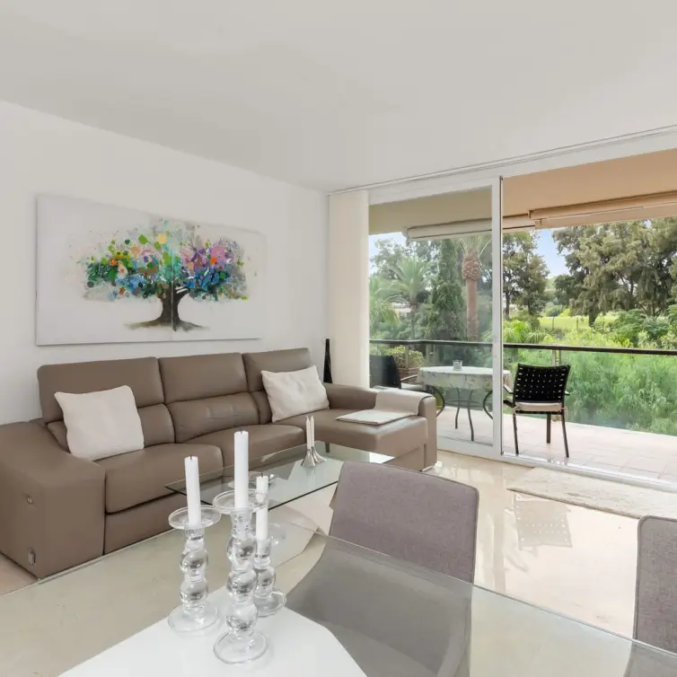 Venta de apartamento en planta media en Miraflores