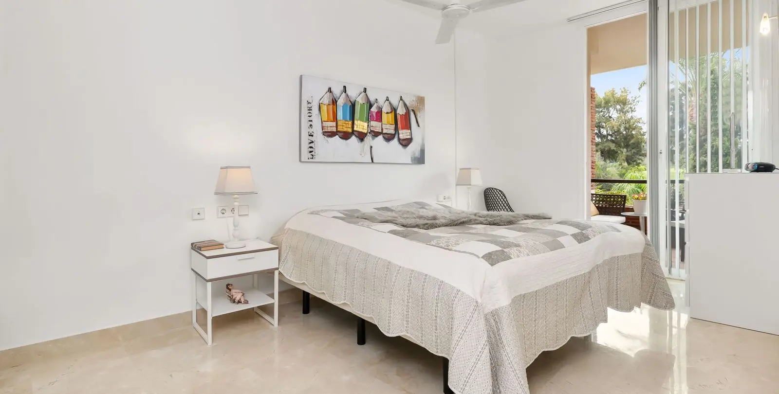 Venta de apartamento en planta media en Miraflores 7