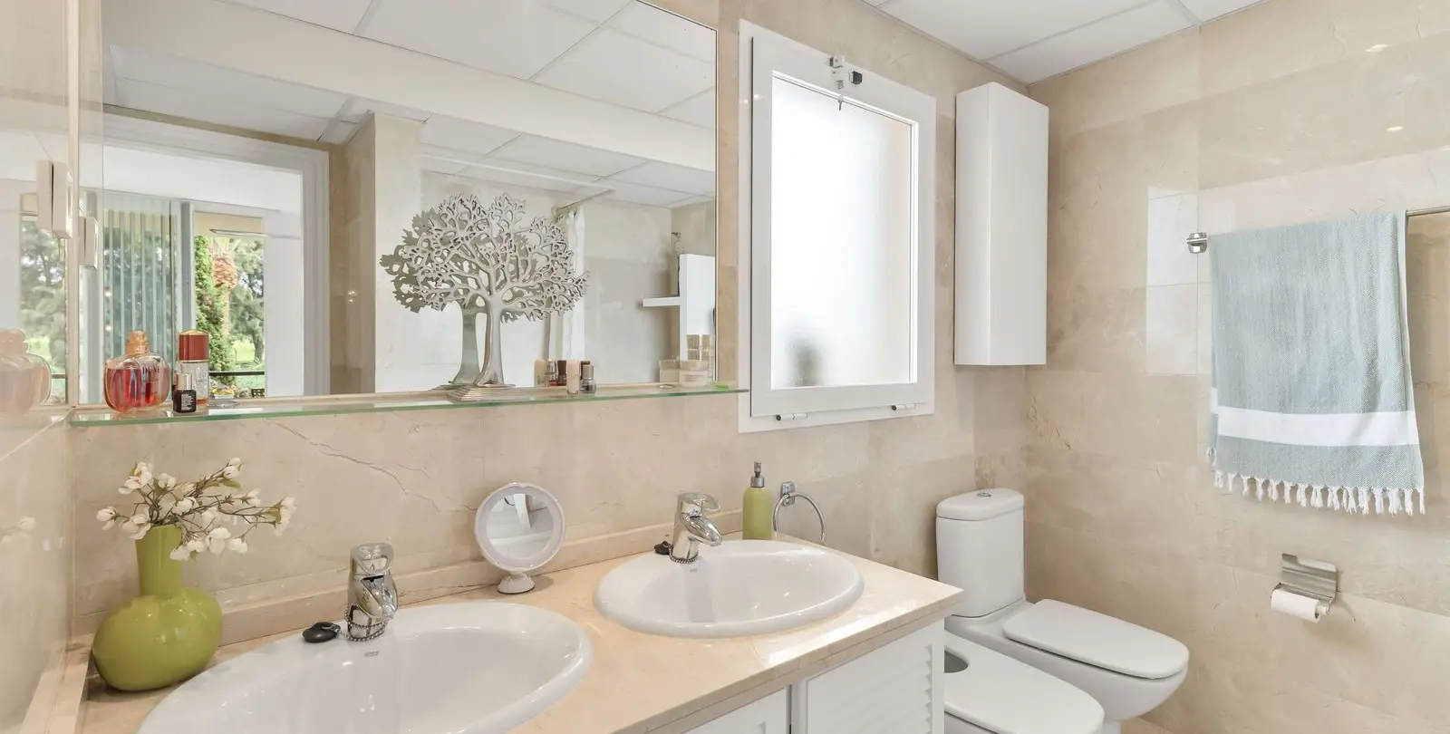 Venta de apartamento en planta media en Miraflores 8
