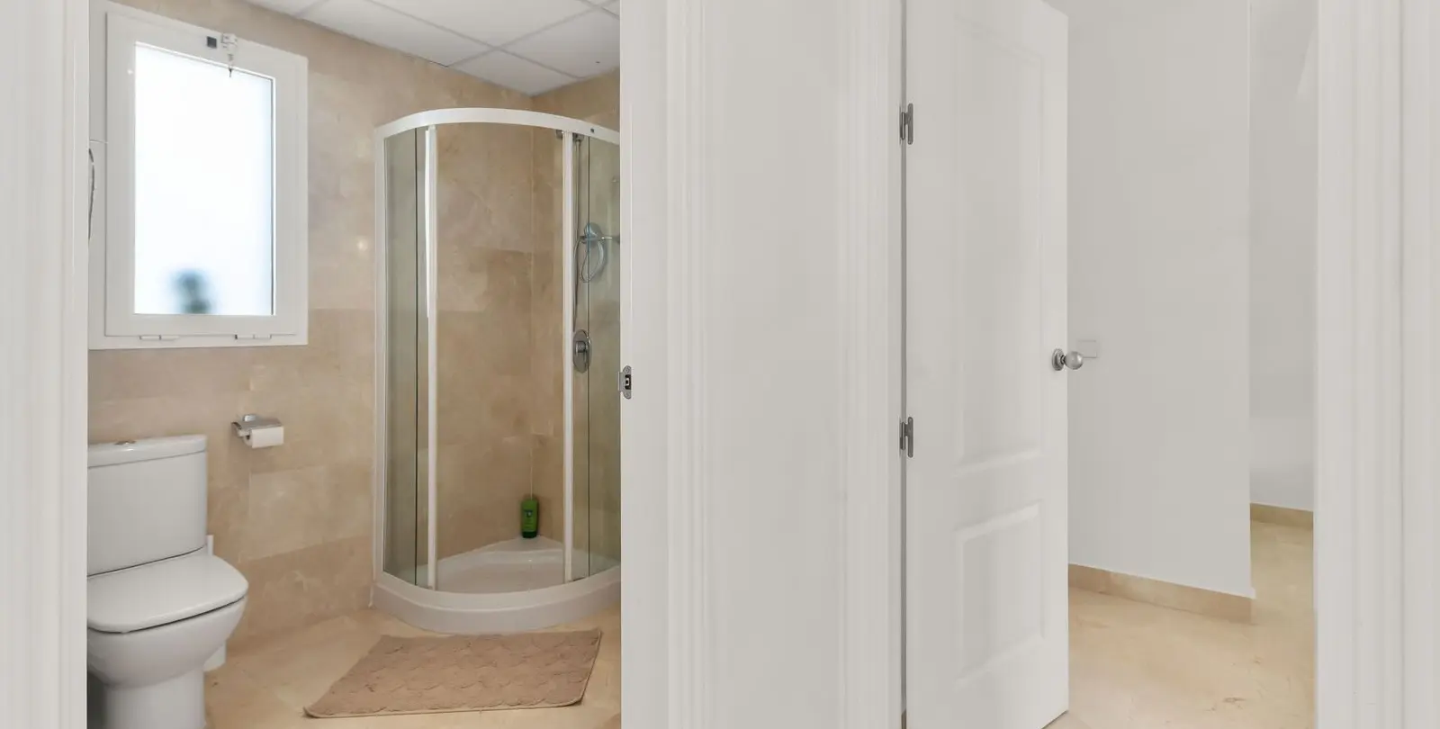 Venta de apartamento en planta media en Miraflores 12