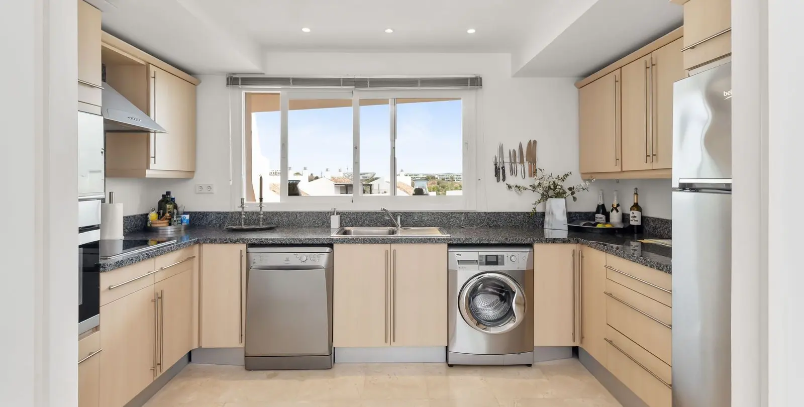 Venta de apartamento en planta media en Miraflores 16