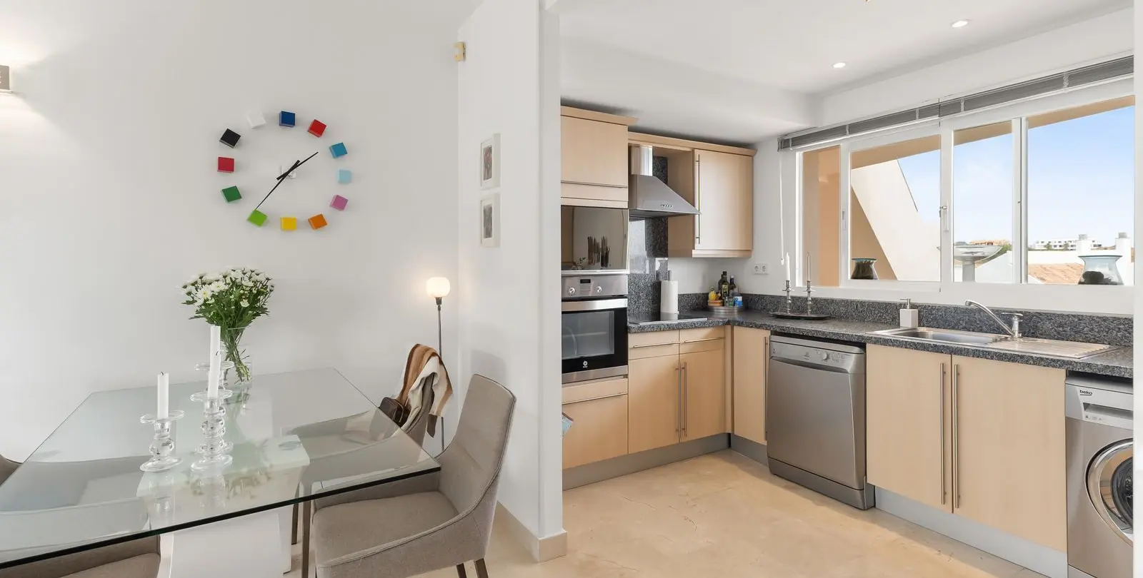 Venta de apartamento en planta media en Miraflores 17