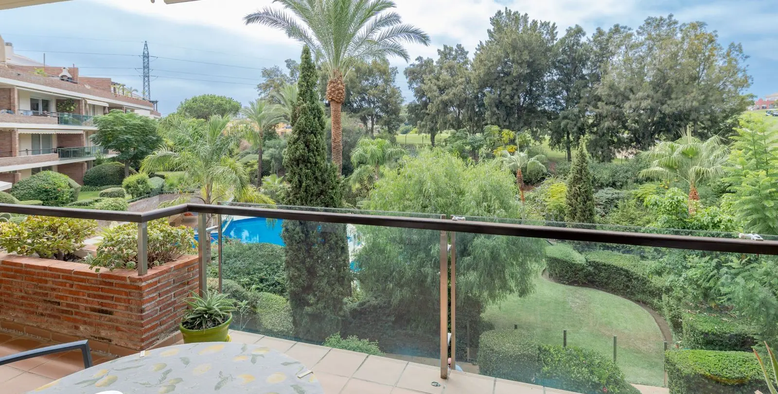Venta de apartamento en planta media en Miraflores 20