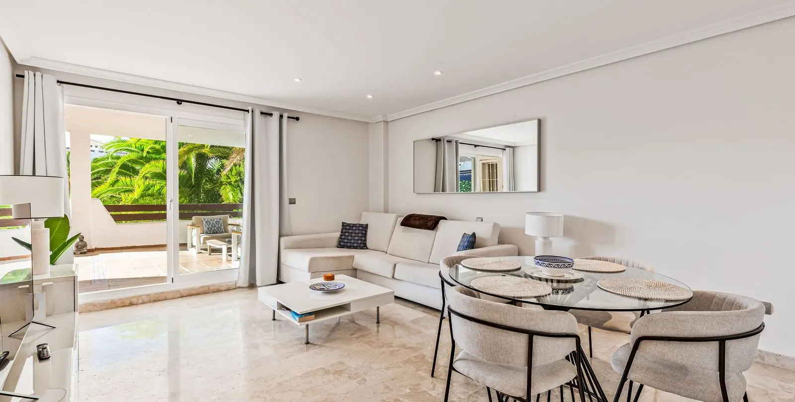 Venta de apartamento en planta media en Estepona 1