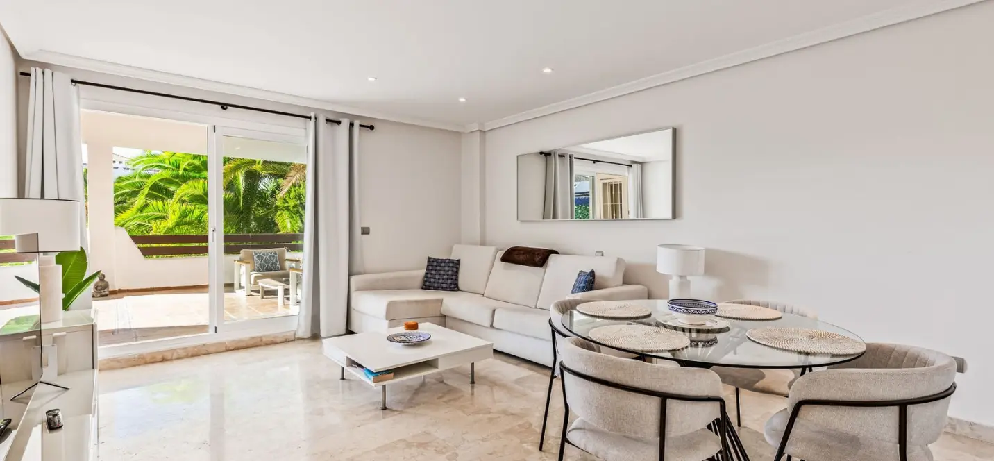 Venta de apartamento en planta media en Estepona 0