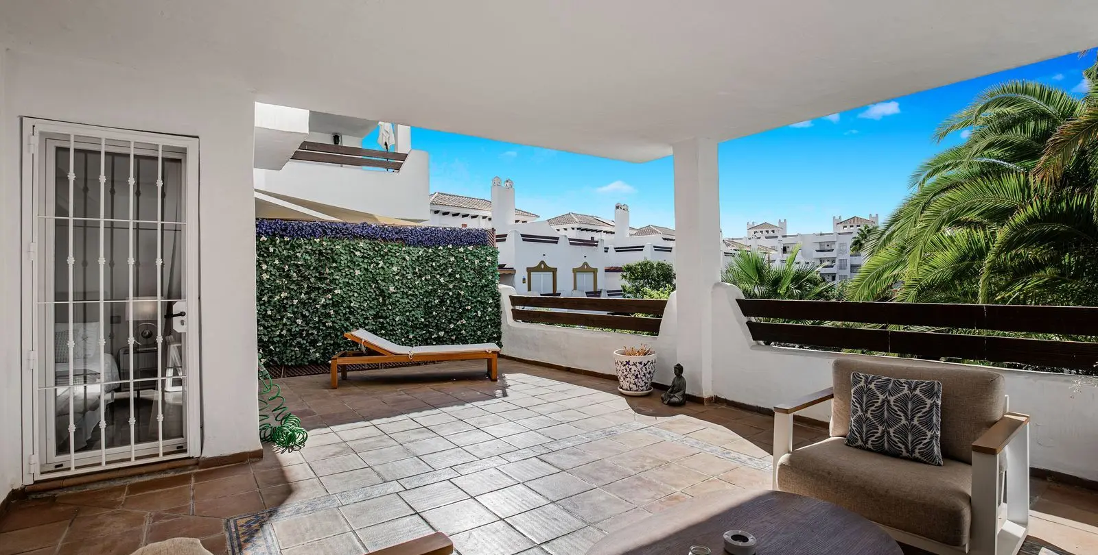 Venta de apartamento en planta media en Estepona 2