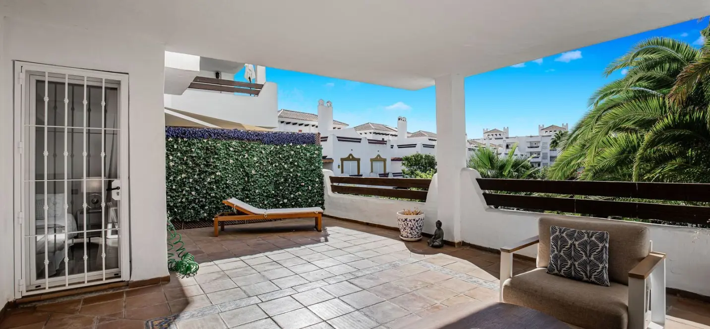 Venta de apartamento en planta media en Estepona 1