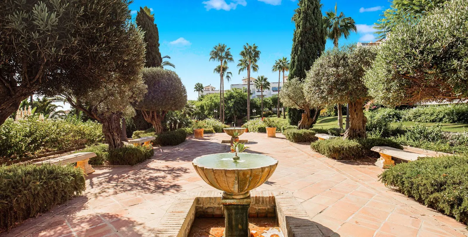 Venta de apartamento en planta media en Estepona 3