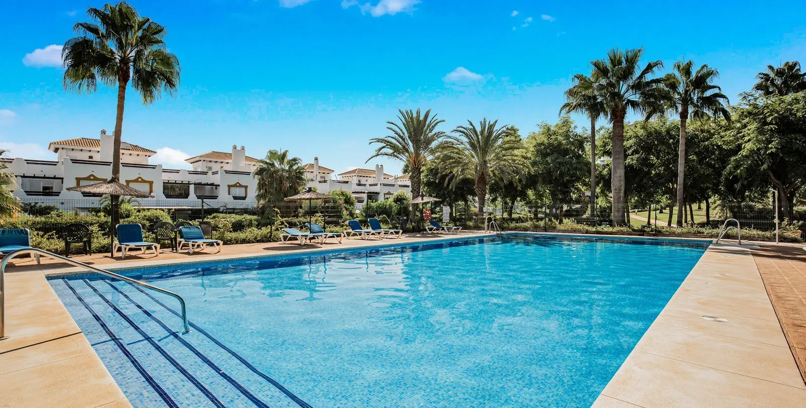 Venta de apartamento en planta media en Estepona 4