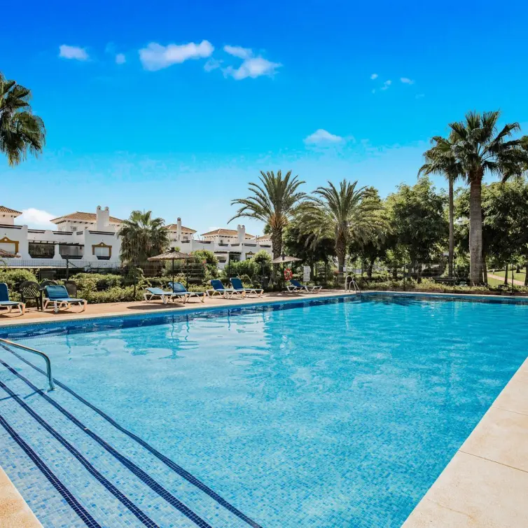 Venta de apartamento en planta media en Estepona