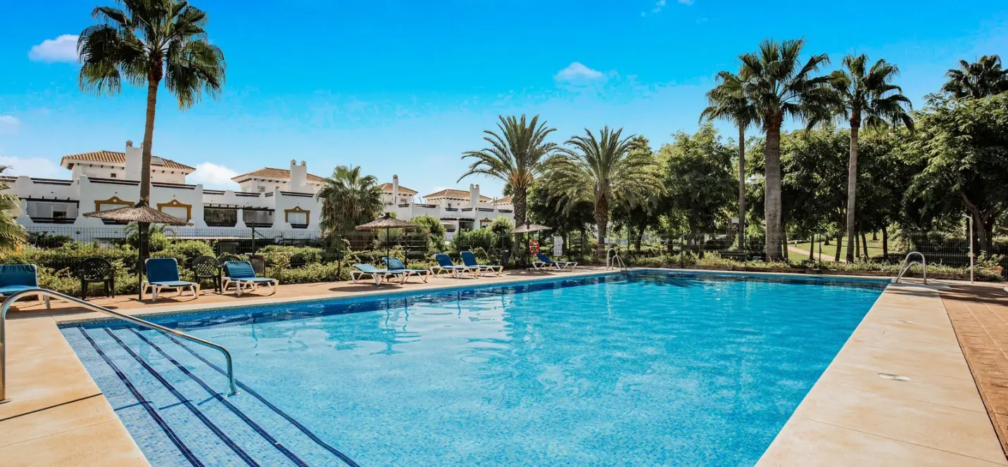Venta de apartamento en planta media en Estepona 3