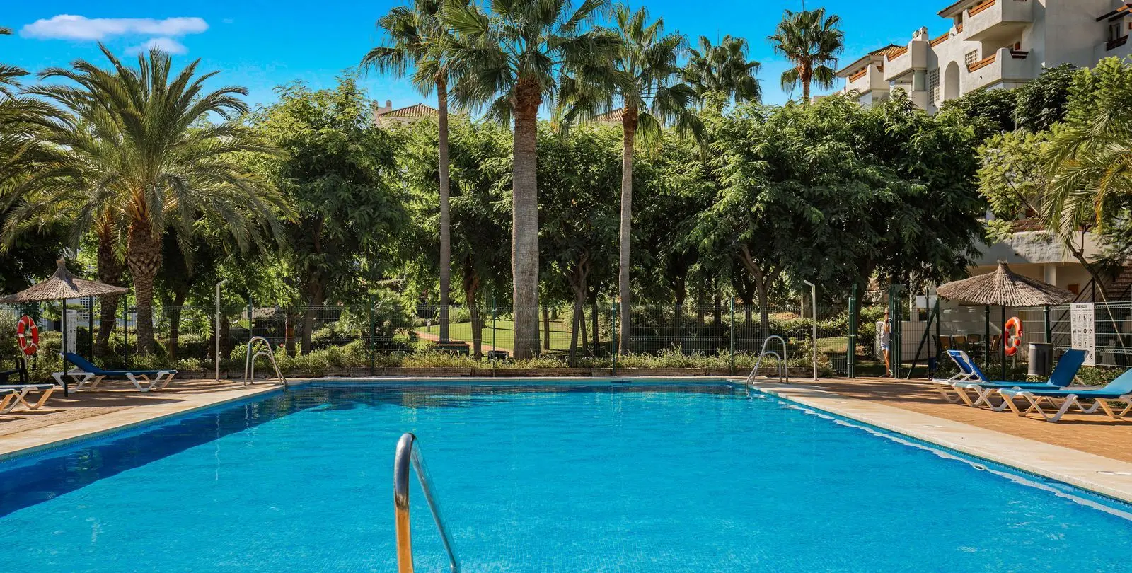Venta de apartamento en planta media en Estepona 5