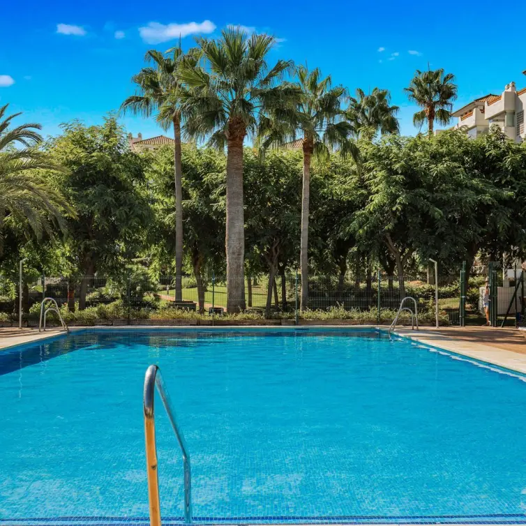 Venta de apartamento en planta media en Estepona