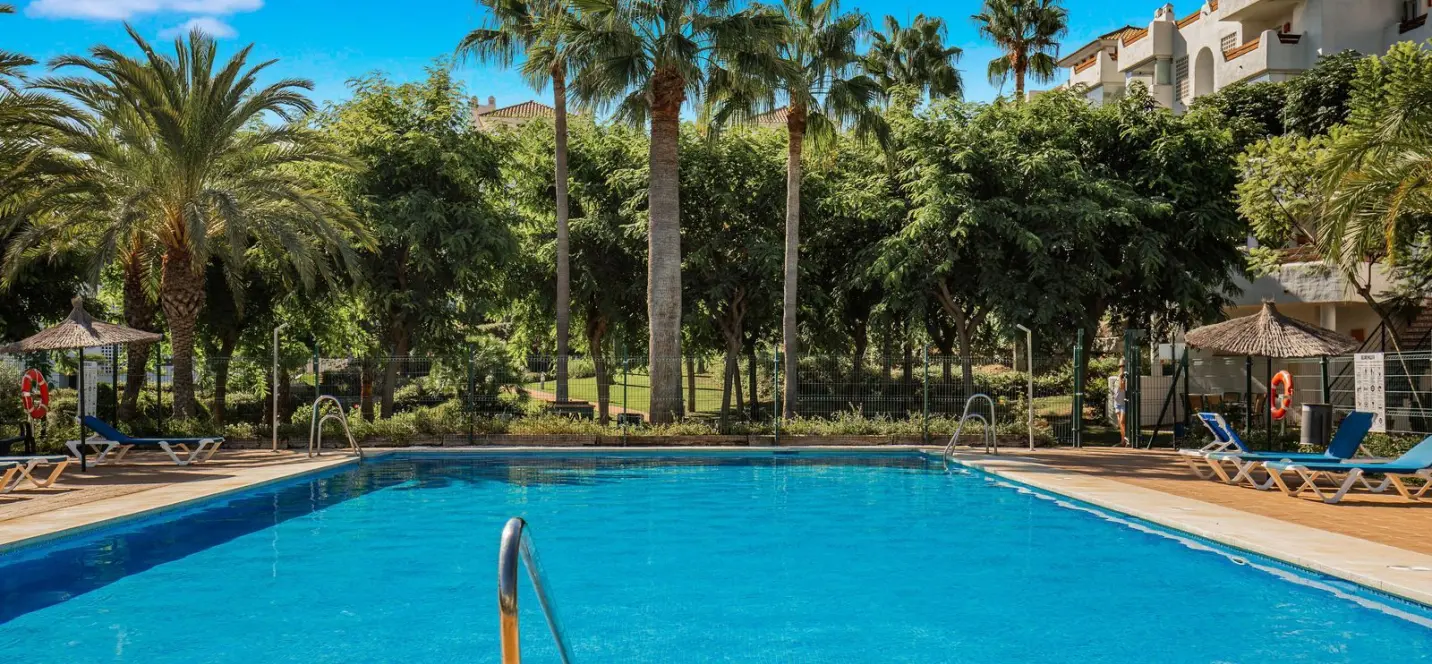 Venta de apartamento en planta media en Estepona 4
