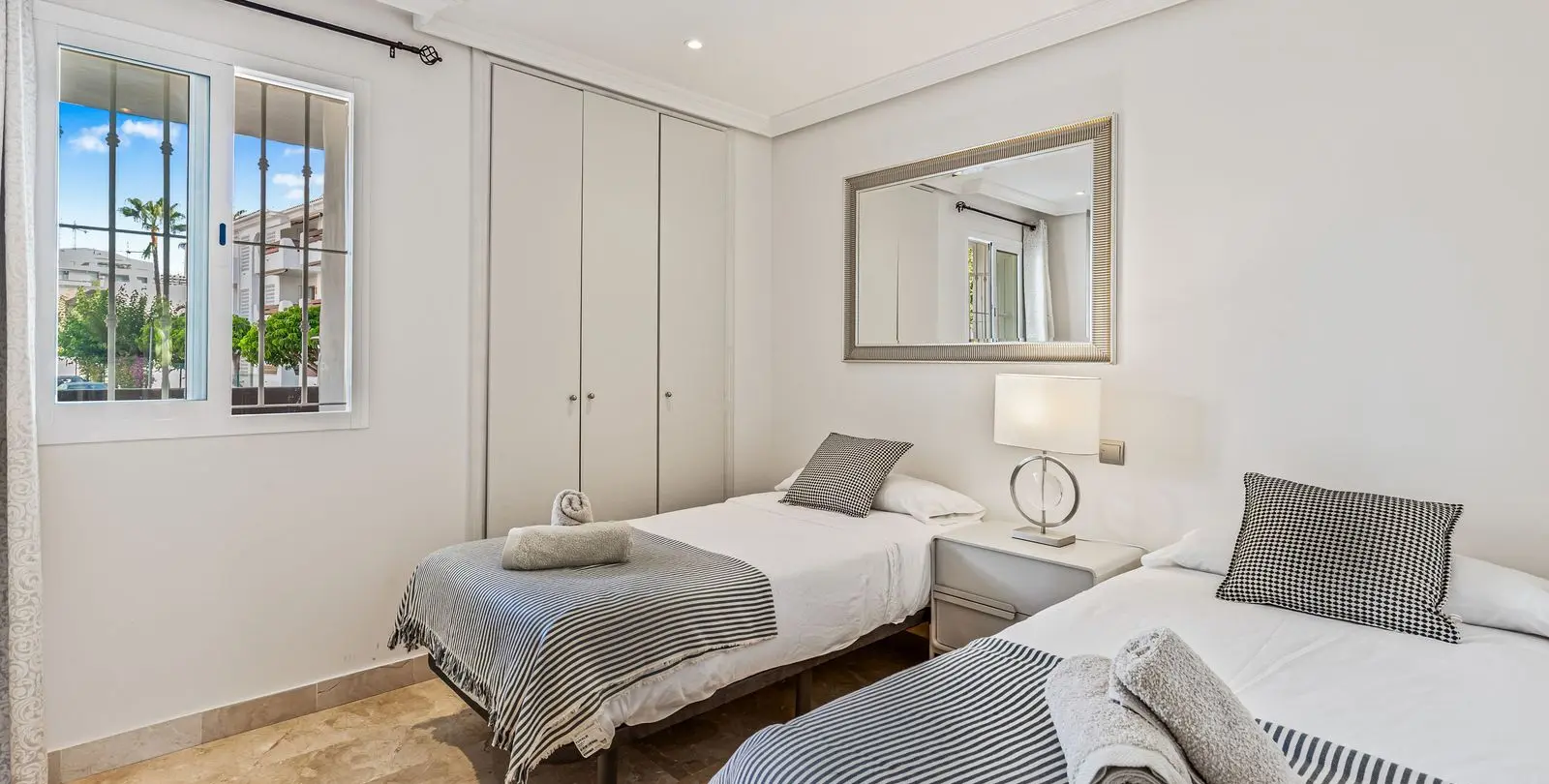 Venta de apartamento en planta media en Estepona 6