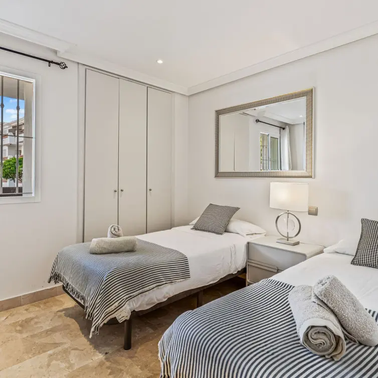 Venta de apartamento en planta media en Estepona