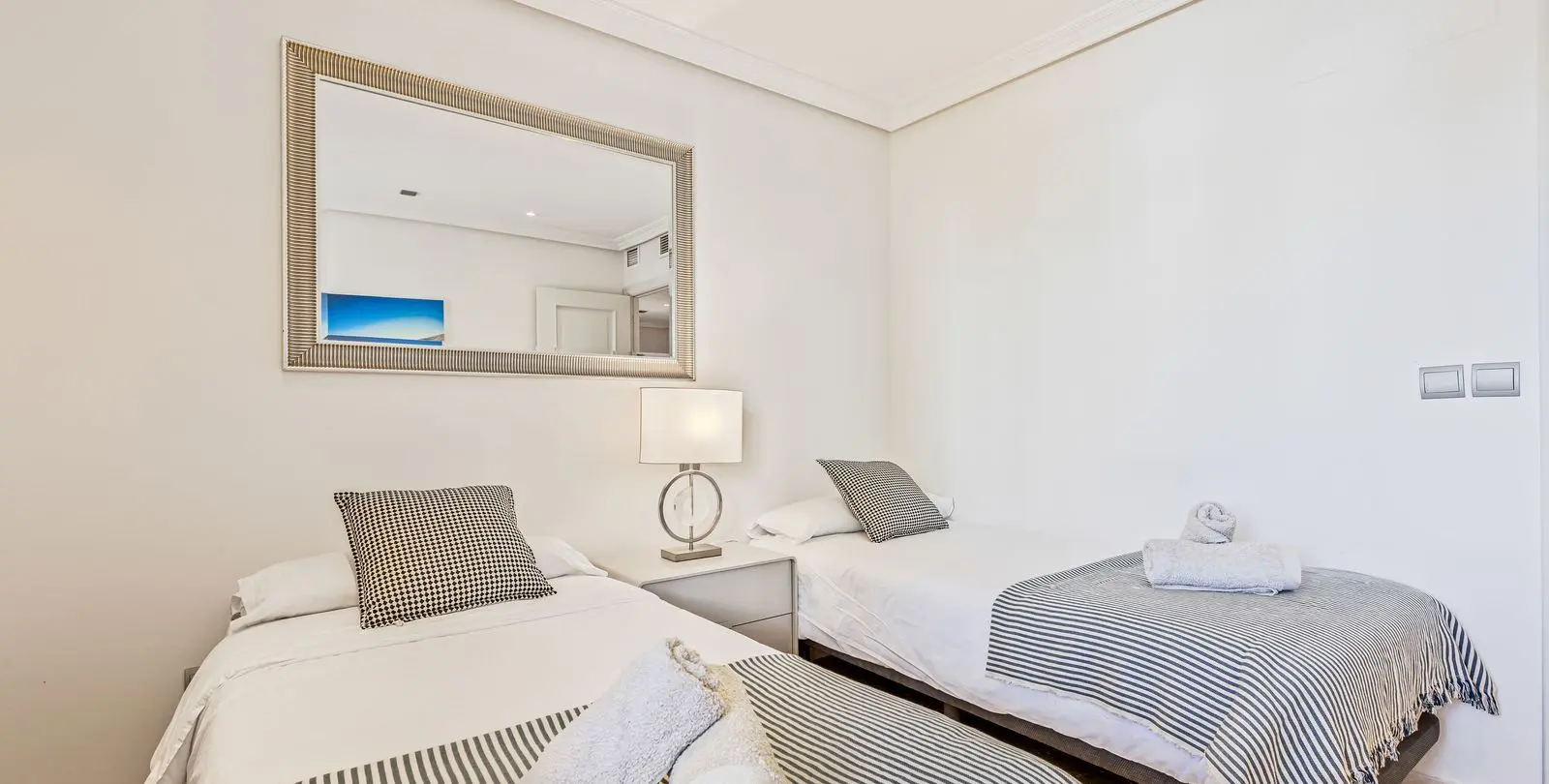 Venta de apartamento en planta media en Estepona 7