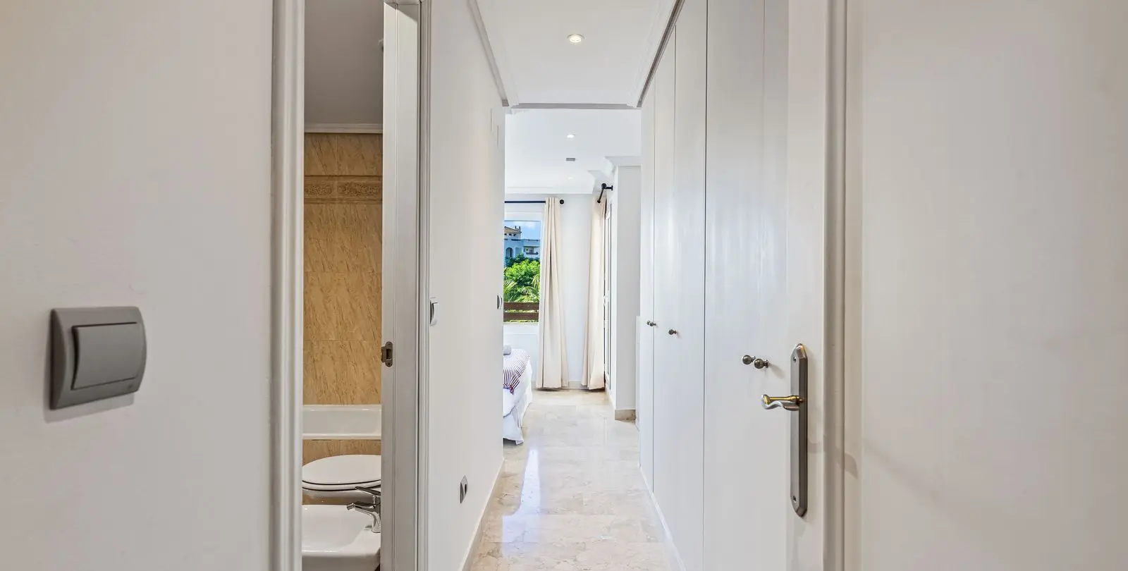 Venta de apartamento en planta media en Estepona 8