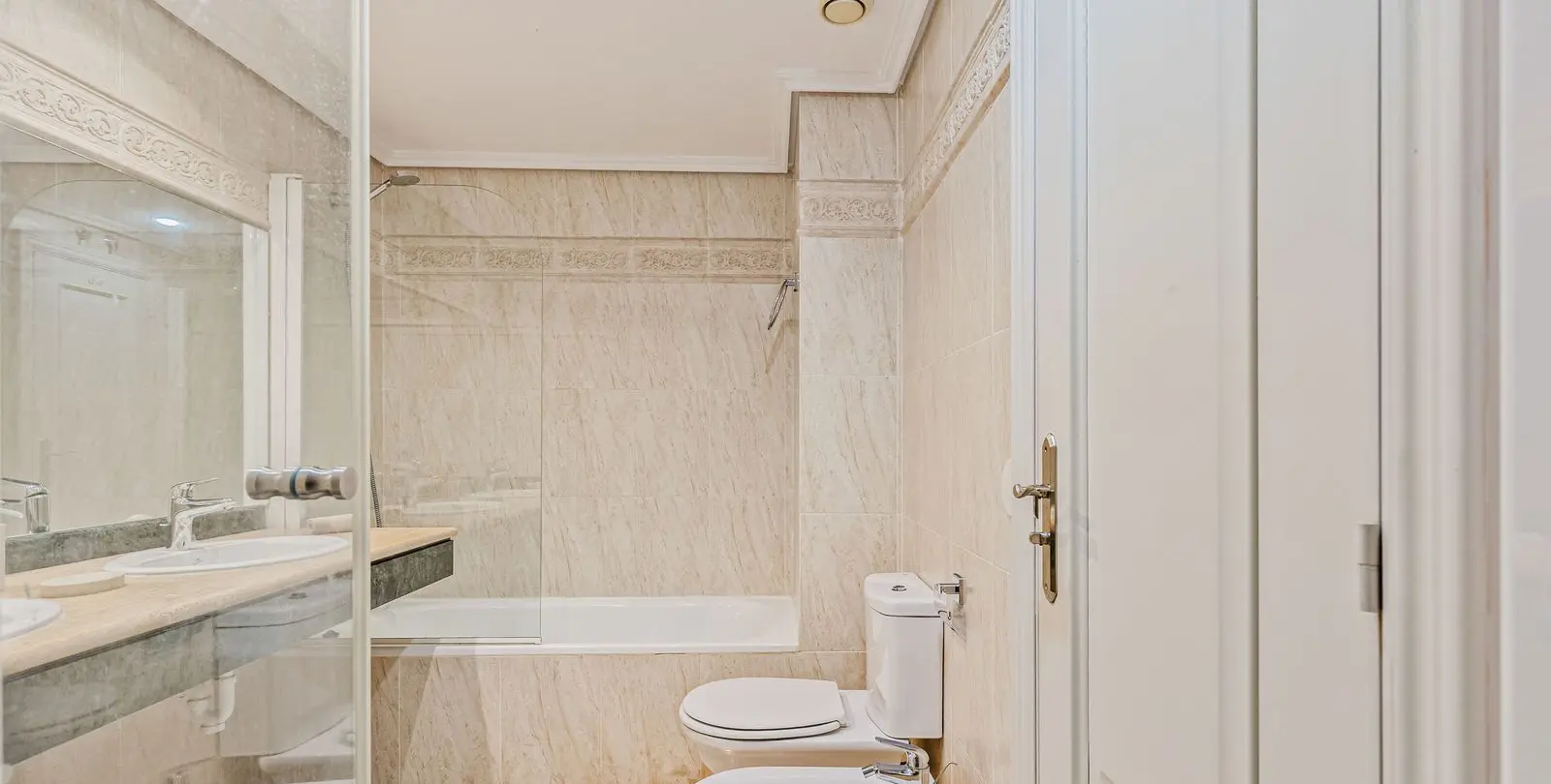 Venta de apartamento en planta media en Estepona 10