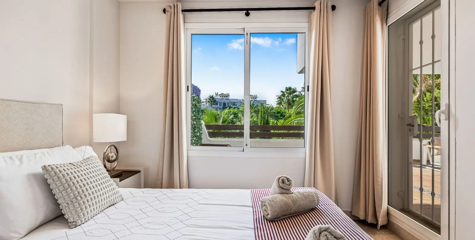 Venta de apartamento en planta media en Estepona 11