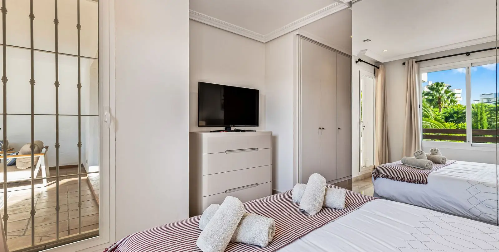 Venta de apartamento en planta media en Estepona 12