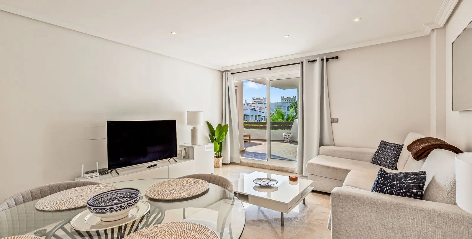Venta de apartamento en planta media en Estepona 13