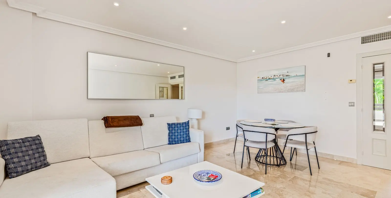 Venta de apartamento en planta media en Estepona 14