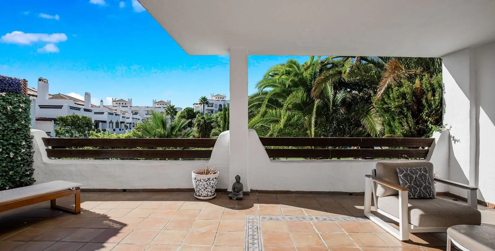 Venta de apartamento en planta media en Estepona 16